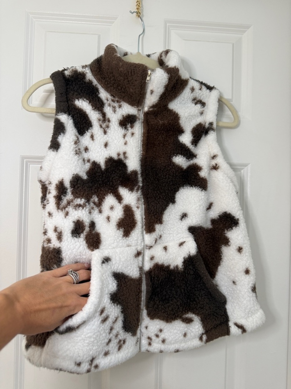 Women’s cowgirl Brown & White Faux Shearling Vest - Picture 4 of 4